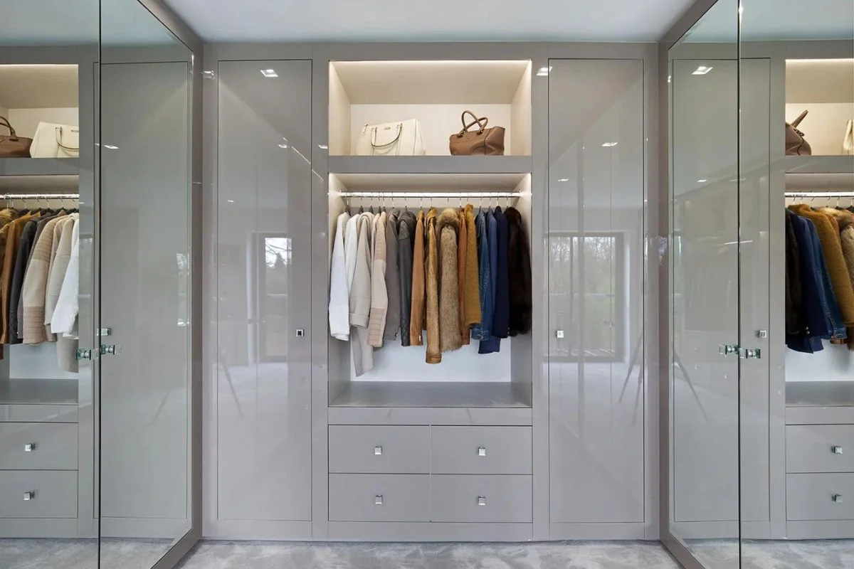 DRESSING ROOM CUPBOARD