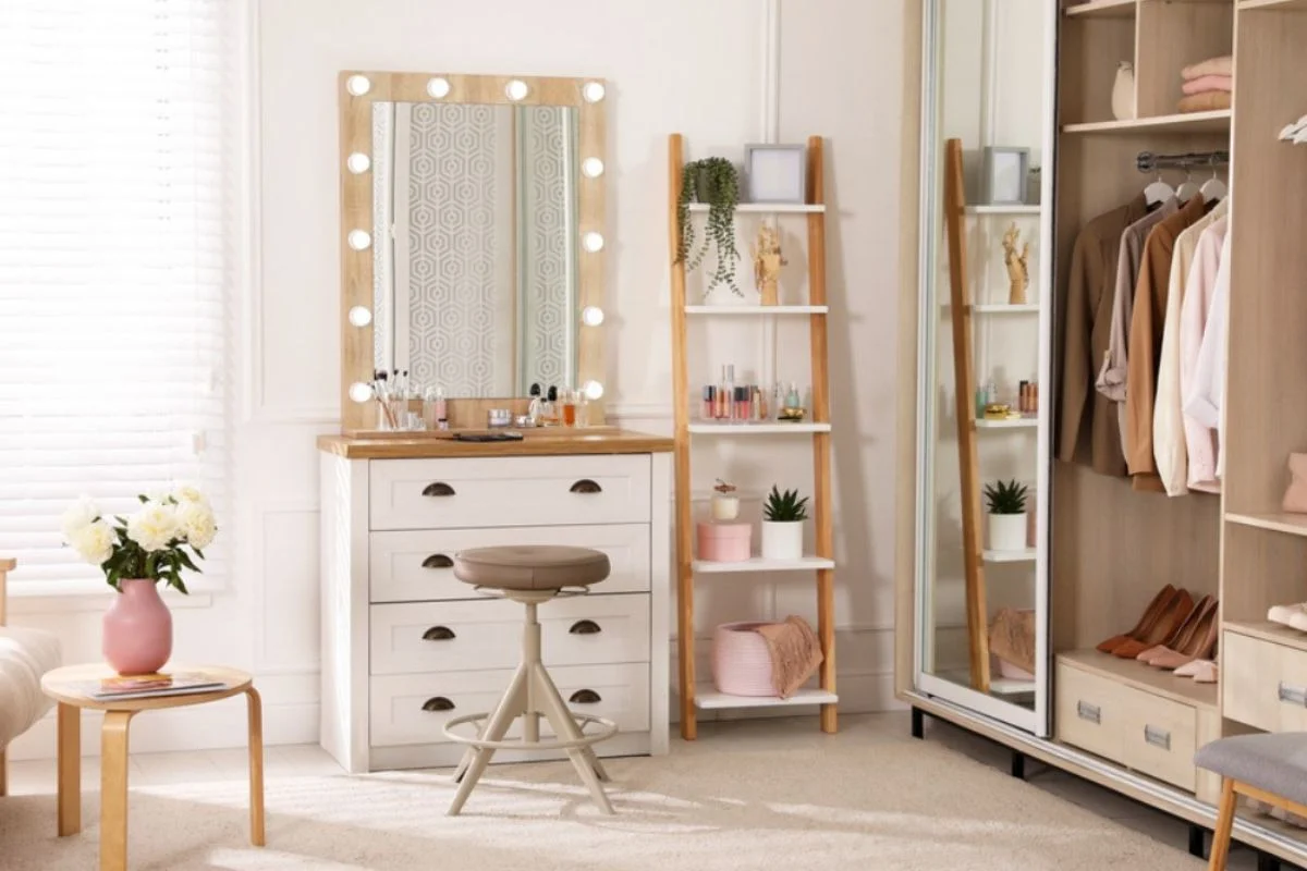 DRESSING ROOM CUPBOARD