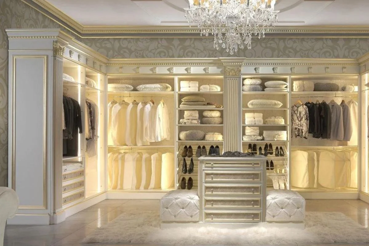 CUSTOM DRESSING ROOM